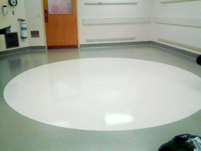 Glossy seamless epoxy floor in a healthcare facility