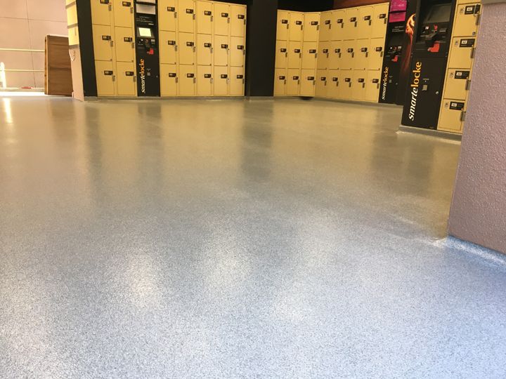 Epoxy floor in an athletic locker room